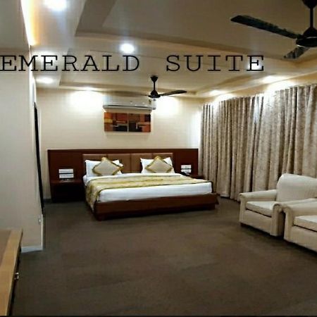 The Emerald Club ,Райкот Екстериор снимка