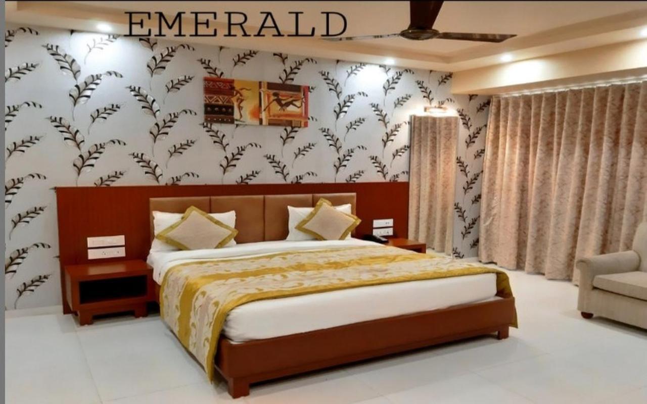 The Emerald Club ,Райкот Екстериор снимка