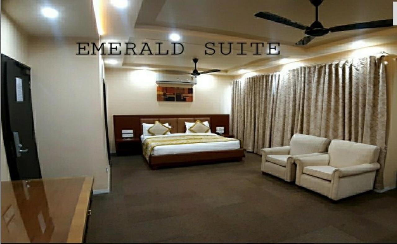 The Emerald Club ,Райкот Екстериор снимка