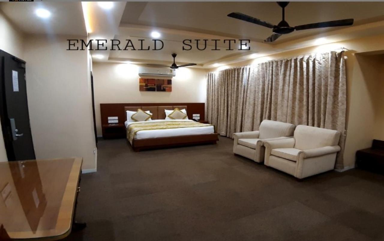 The Emerald Club ,Райкот Екстериор снимка