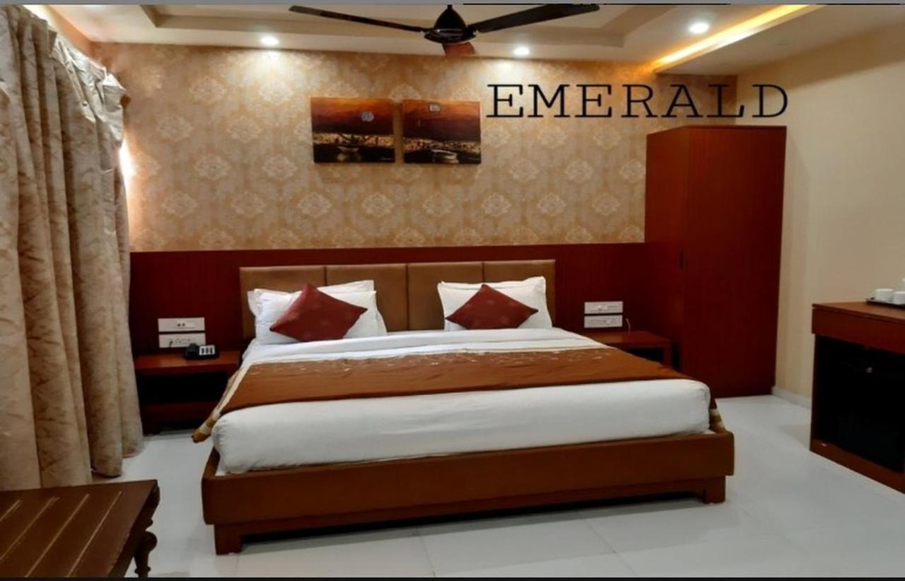 The Emerald Club ,Райкот Екстериор снимка